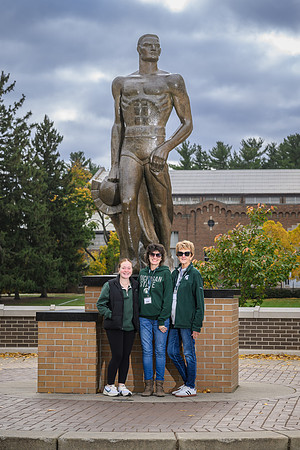 24MSU-SLE-Family-123