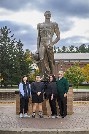 24MSU-SLE-Family-145