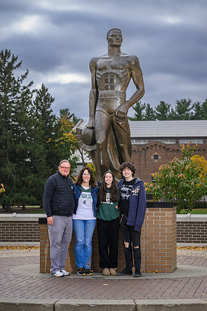 24MSU-SLE-Family-095