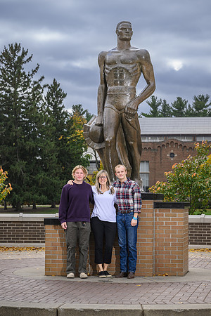 24MSU-SLE-Family-080