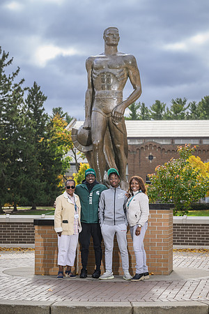 24MSU-SLE-Family-089