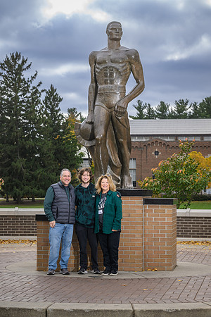 24MSU-SLE-Family-130