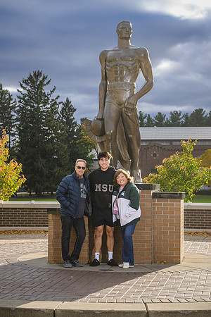 24MSU-SLE-Family-208
