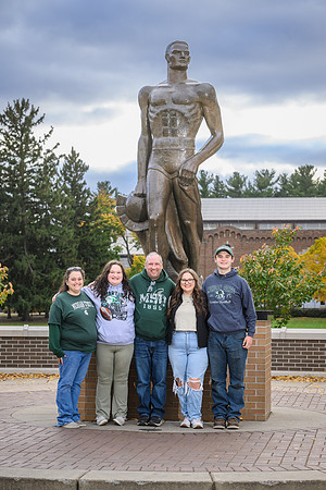 24MSU-SLE-Family-240